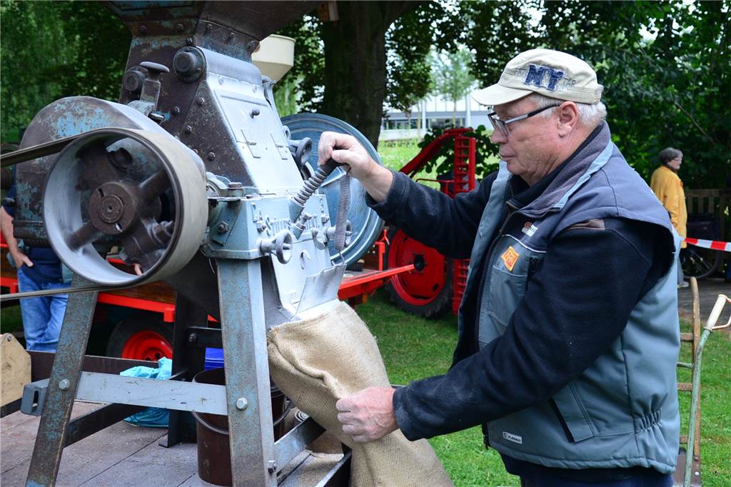 Beim Bauernmarkt in Vreden gab es spannende Einblicke in alte Technik Eine Quetsche aus der Vorkriegszeit.