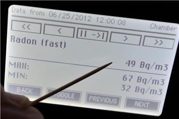 Eine Radonbelastung von 49 Becquerel pro Kubikmeter liegt noch unter den Grenzwerten. Der im Gesetz verankerte Referenzwert beträgt 300 Becquerel pro Kubikmeter Raumluft. Foto: Hendrik Schmidt