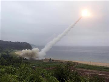 Eine Rakete wird bei einem gemeinsamen Manöver von amerikanischen und südkoreanischen Streitkräften angefeuert. Foto: Südkoreanisches Verteidigungsministerium