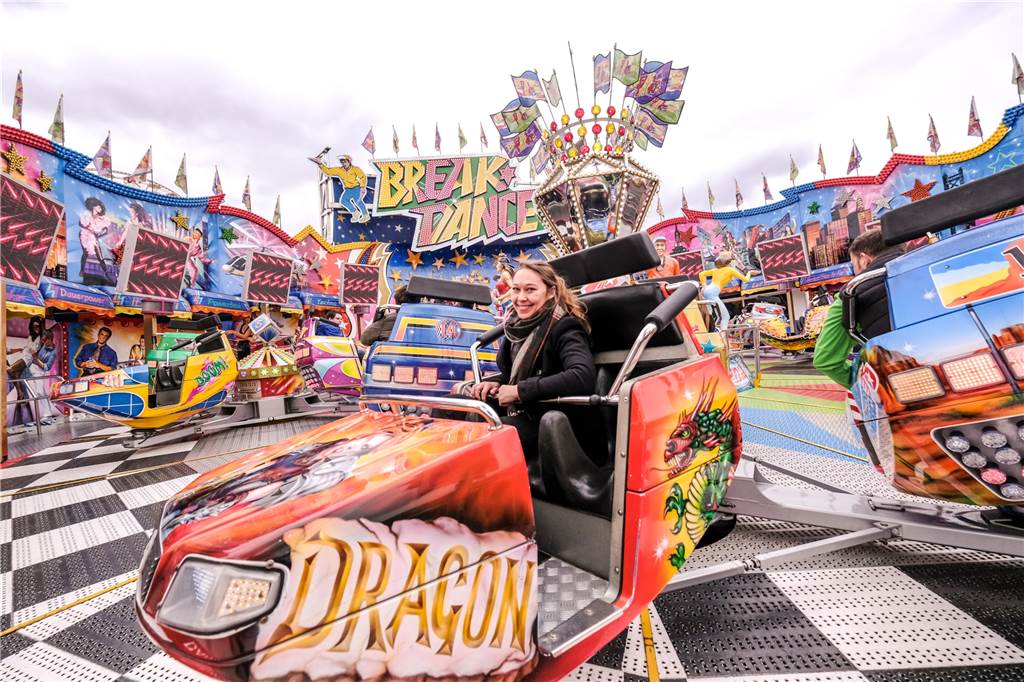 Selbstversuch: Was kostet ein Rundgang über die Palmkirmes in Recklinghausen? Eine rasante Fahrt im Breakdance gehört für Redakteurin Alina Meyer beim Palmkirmes-Besuch in Recklinghausen dazu.