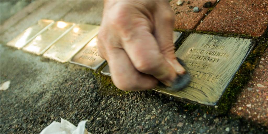 Antisemitismus: Mehr Straftaten in Dortmund - das ist nicht das einzige Problem Eine Reihe von Stolpersteinen in Dortmund. Sie erinnern an jüdische Dortmunderinnen und Dortmund, die in der NS-Zeit ermordet wurden.