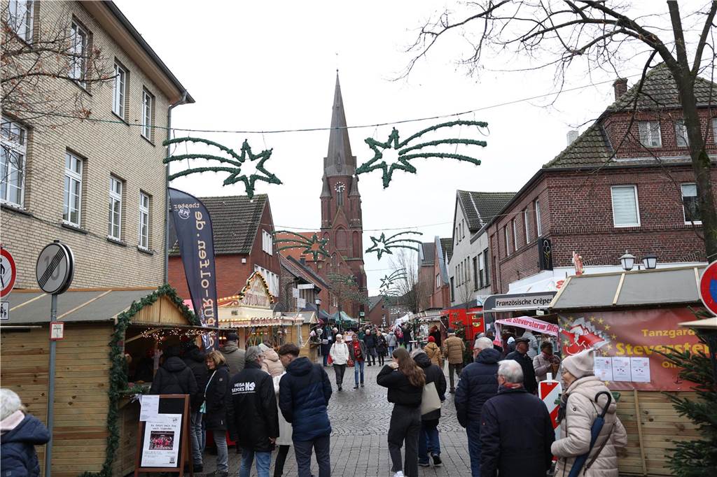 Eine Rekordanzahl an Ständen lockte viele Besucher auf den Olfener Adventsmarkt in der Innenstadt. Es gab viel zu entdecken und viele Bekannte zu treffen.