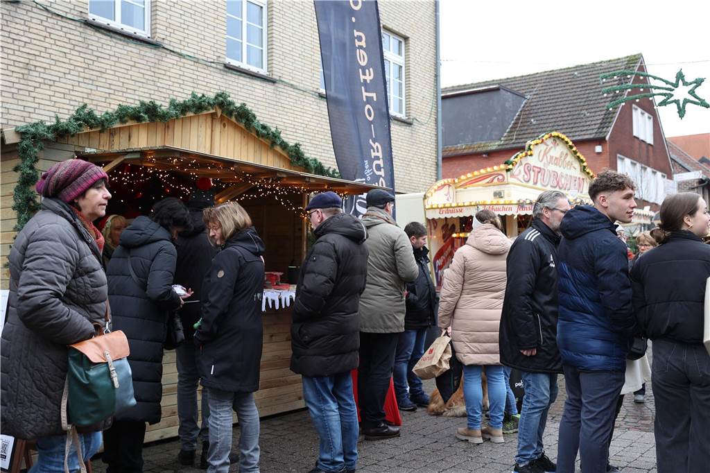 Eine Rekordanzahl an Ständen lockte viele Besucher auf den Olfener Adventsmarkt in der Innenstadt. Es gab viel zu entdecken und viele Bekannte zu treffen.