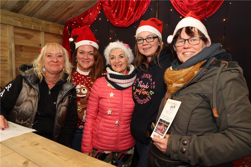 Eine Rekordanzahl an Ständen lockte viele Besucher auf den Olfener Adventsmarkt in der Innenstadt. Es gab viel zu entdecken und viele Bekannte zu treffen.