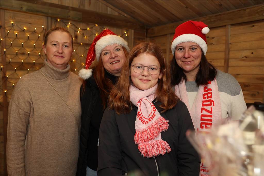 Eine Rekordanzahl an Ständen lockte viele Besucher auf den Olfener Adventsmarkt in der Innenstadt. Es gab viel zu entdecken und viele Bekannte zu treffen.