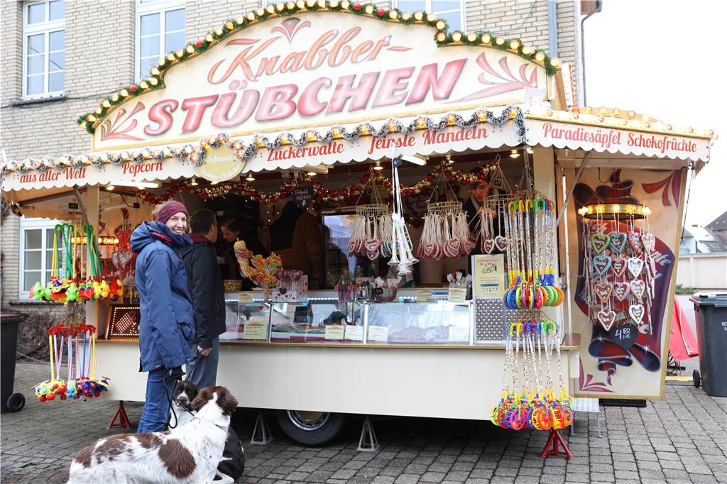 Eine Rekordanzahl an Ständen lockte viele Besucher auf den Olfener Adventsmarkt in der Innenstadt. Es gab viel zu entdecken und viele Bekannte zu treffen.