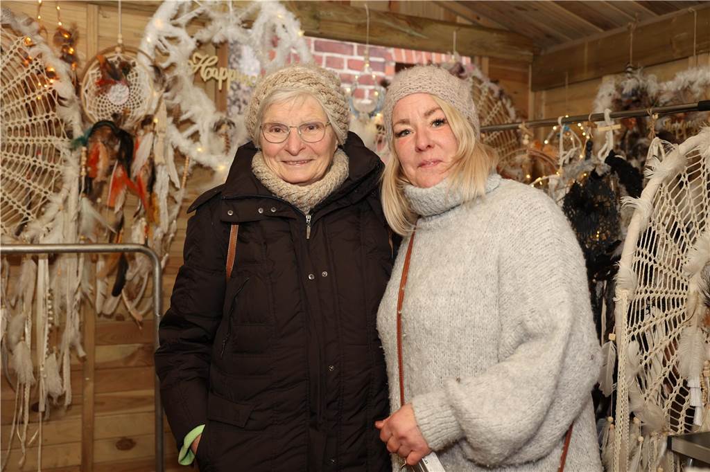 Eine Rekordanzahl an Ständen lockte viele Besucher auf den Olfener Adventsmarkt in der Innenstadt. Es gab viel zu entdecken und viele Bekannte zu treffen.