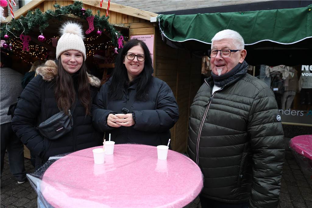 Eine Rekordanzahl an Ständen lockte viele Besucher auf den Olfener Adventsmarkt in der Innenstadt. Es gab viel zu entdecken und viele Bekannte zu treffen.