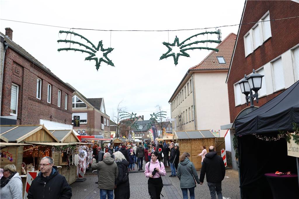 Eine Rekordanzahl an Ständen lockte viele Besucher auf den Olfener Adventsmarkt in der Innenstadt. Es gab viel zu entdecken und viele Bekannte zu treffen.