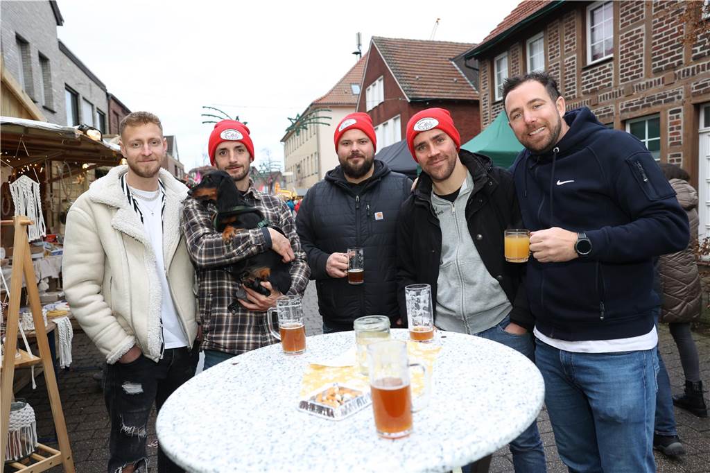 Eine Rekordanzahl an Ständen lockte viele Besucher auf den Olfener Adventsmarkt in der Innenstadt. Es gab viel zu entdecken und viele Bekannte zu treffen.