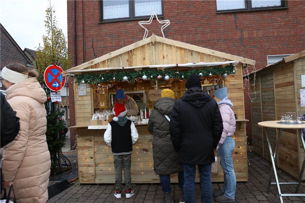 Eine Rekordanzahl an Ständen lockte viele Besucher auf den Olfener Adventsmarkt in der Innenstadt. Es gab viel zu entdecken und viele Bekannte zu treffen.