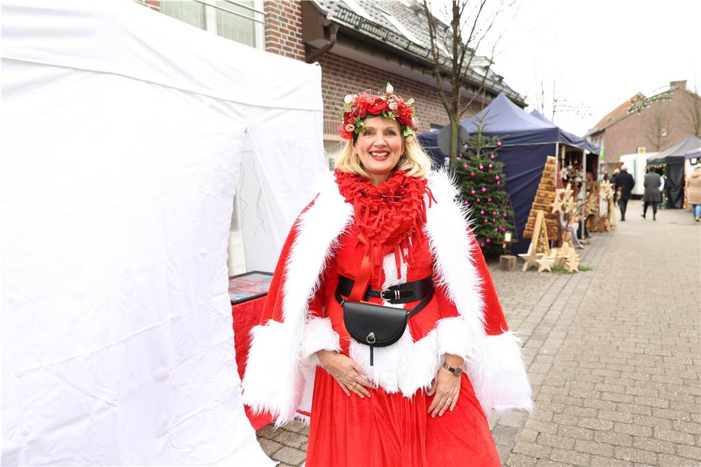 Eine Rekordanzahl an Ständen lockte viele Besucher auf den Olfener Adventsmarkt in der Innenstadt. Es gab viel zu entdecken und viele Bekannte zu treffen.
