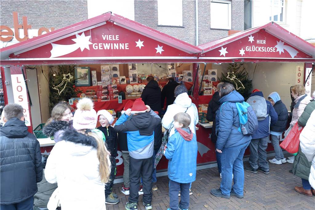 Eine Rekordanzahl an Ständen lockte viele Besucher auf den Olfener Adventsmarkt in der Innenstadt. Es gab viel zu entdecken und viele Bekannte zu treffen.