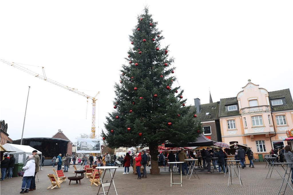 Eine Rekordanzahl an Ständen lockte viele Besucher auf den Olfener Adventsmarkt in der Innenstadt. Es gab viel zu entdecken und viele Bekannte zu treffen.