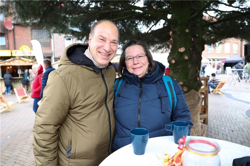 Eine Rekordanzahl an Ständen lockte viele Besucher auf den Olfener Adventsmarkt in der Innenstadt. Es gab viel zu entdecken und viele Bekannte zu treffen.