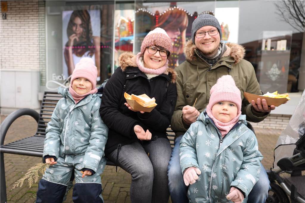 Eine Rekordanzahl an Ständen lockte viele Besucher auf den Olfener Adventsmarkt in der Innenstadt. Es gab viel zu entdecken und viele Bekannte zu treffen.