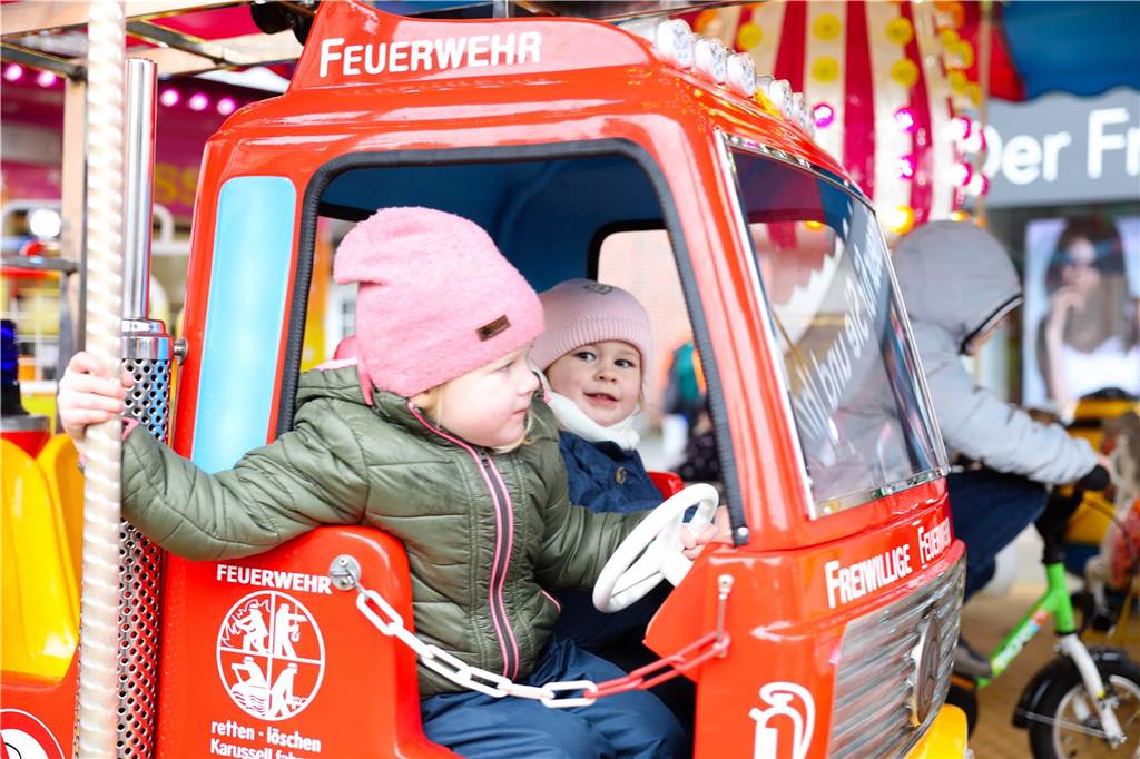 Eine Rekordanzahl an Ständen lockte viele Besucher auf den Olfener Adventsmarkt in der Innenstadt. Es gab viel zu entdecken und viele Bekannte zu treffen.