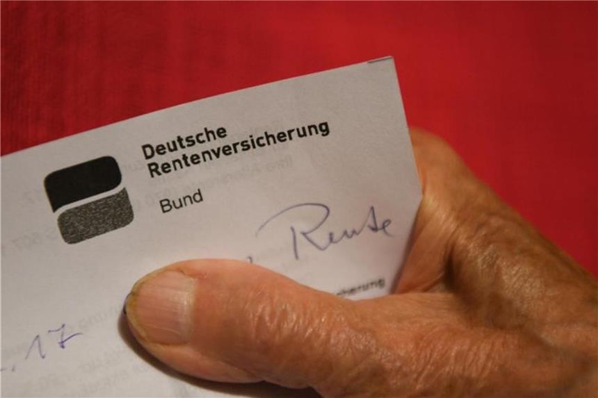 Eine Rentnerin hält ihren Rentenbescheid in der Hand. Foto: Felix Kästle/Illustration