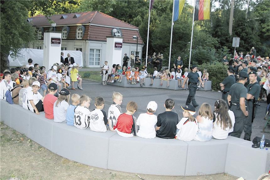 Als Castrop-Rauxel die Nationalelf bejubelte - Erinnerungen an 2006 Eine richtig tolle Aktion der Polizei: Damit die Fans, die am vergangenen Montag viele Stunden lang vor Goldschmieding gewartet hatten, doch noch Spieler zu Gesicht bekommen konnten, hoben die Beamten rund 100 Kinder über den Zaun, damit sie von den Fanmassen nicht erdrückt werden konnten.
