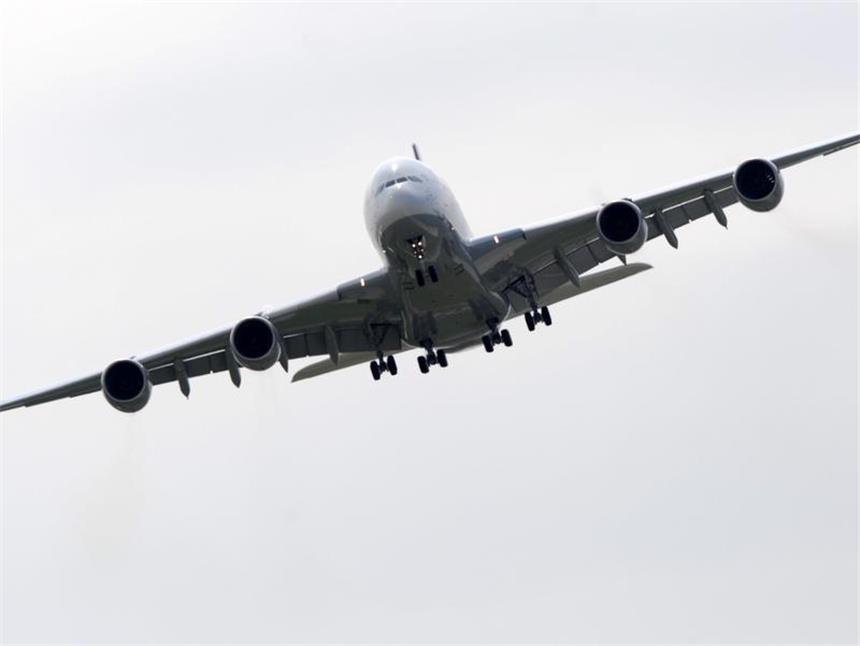Streit um Super-Airbus: Lufthansa ringt mit Peking Eine Riesenairbus A380 der Lufthansa: Bislang fliegt Lufthansa an sechs Tagen die Woche mit einer Boeing 747 von Frankfurt nach Peking (Archivbild).