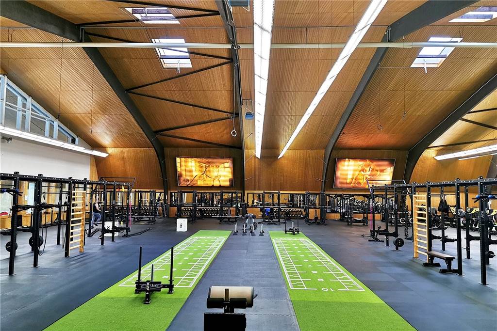 Dortmunder Fußballer macht die Lüner fit - mit gerade einmal 22 Jahren Eine riesige Fläche zum Trainieren bietet das Sportcenter.