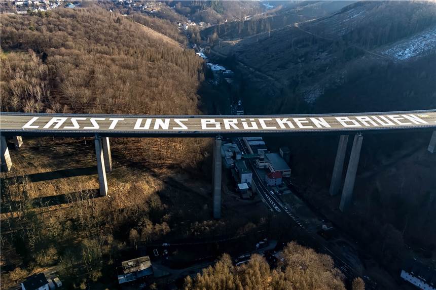 Künstler im Video: Aktion auf gesperrter Rahmedetal-Autobahnbrücke als Friedensbotschaft Eine riesige Friedensbotschaft ist auf der gesperrten Rahmedetal-Brücke zu sehen.