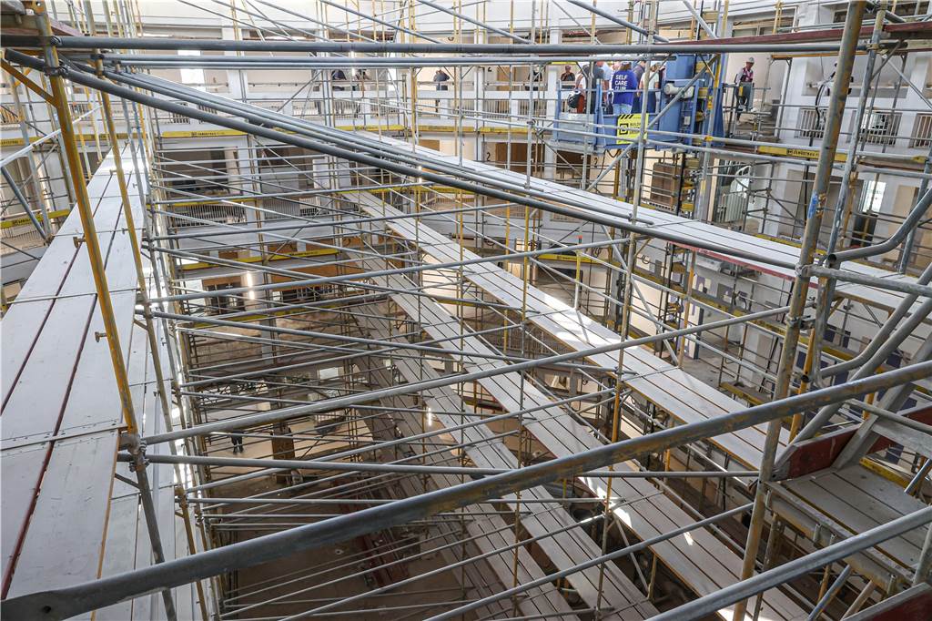 Baustelle mit Verspätung: Andreas Grosse-Holz zeigt, wie es im Rathaus aussieht Eine riesige Gerüstkonstruktion ist im Inneren des Rathauses aufgebaut.