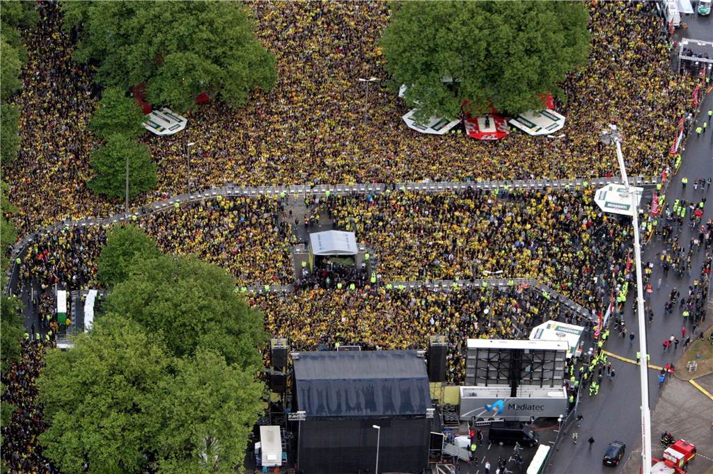 Eine riesige Menschenmenge empfing die Meistermannschaft 2011 vor der Westfalenhalle. Dafür war die B1 gesperrt worden.