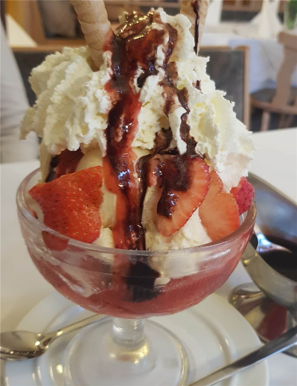 „Mama Livia“ fehlt in der Küche die klare Linie - aber der Service überzeugt komplett Eine riesige Portion zum Nachtisch: Der Eisbecher mit Erdbeeren.