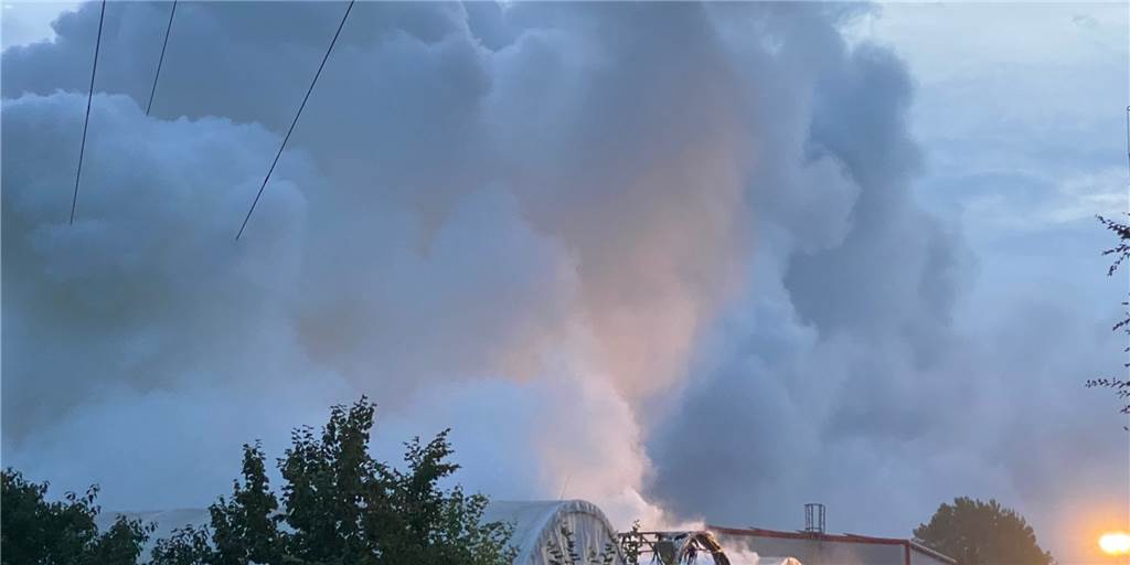 Eine riesige Rauchsäule am Samstagmorgen über Dortmund: In Dorstfeld war in einem Lagerzelt ein Feuer ausgebrochen.