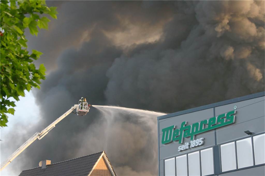 Das Feuer bei Wefapress - alle Informationen zusammengefasst Eine riesige Rauchsäule stieg aus den Flammen auf.