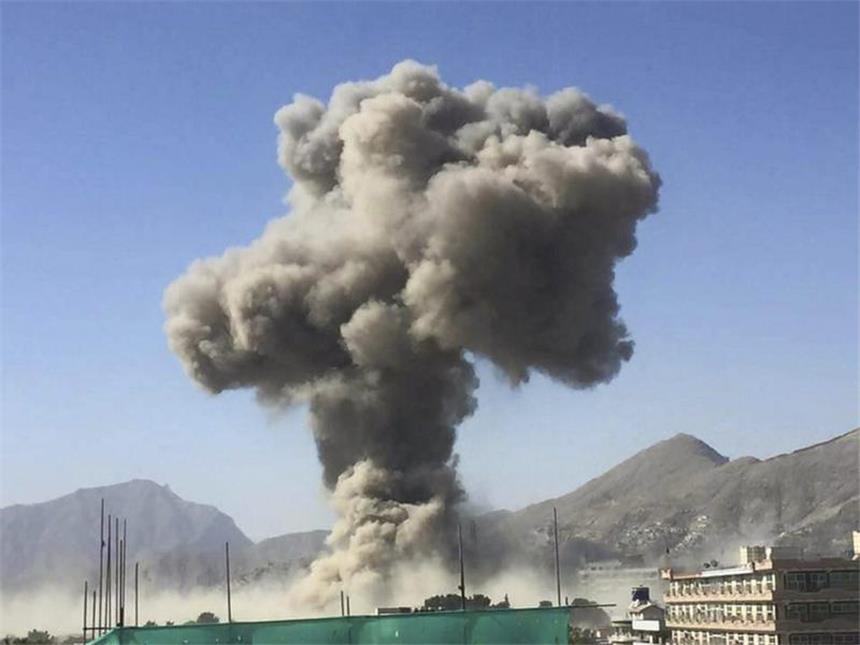 Eine riesige Rauchwolke steht nach einer Explosion nahe der deutschen Botschaft über der Stadt Kabul.