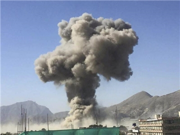 Eine riesige Rauchwolke steht nach einer Explosion nahe der deutschen Botschaft über der Stadt Kabul.