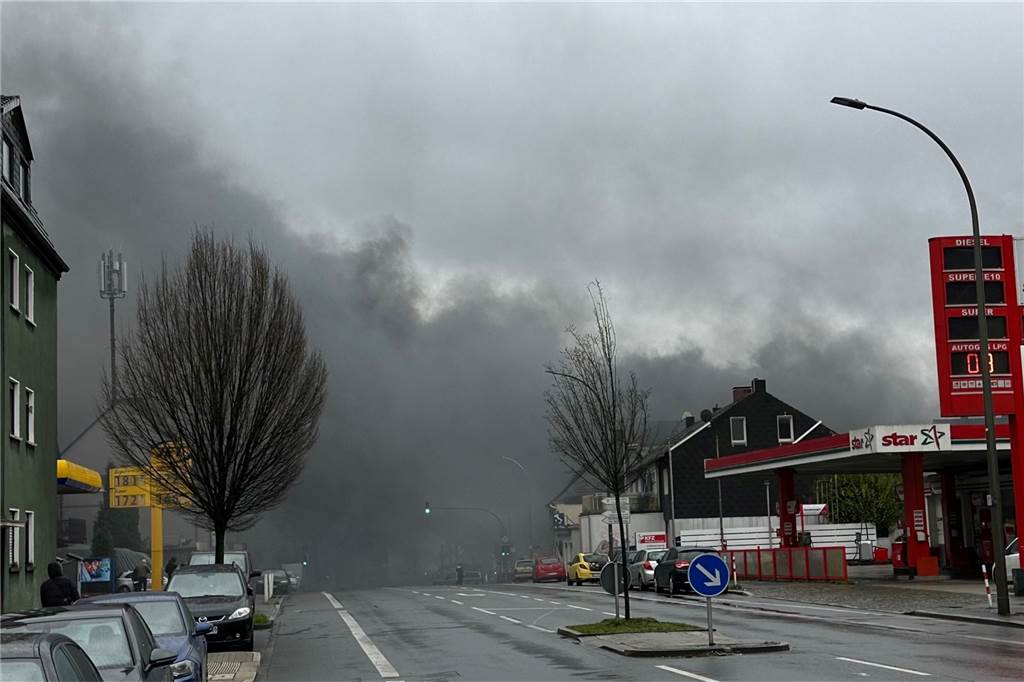 xxx Eine riesige Rauchwolke zog am Vormittag über den Dortmunder Westen. Eine Kfz-Werkstatt stand in Flammen. Die Feuerwehr wies die Anwohner darauf hin, Fenster und Türen geschlossen zu halten.