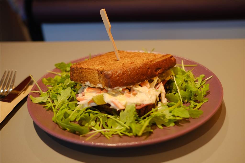 Das New-York-Pastrami-Röstbrot des "Knusperz" angerichtet auf einem Teller.
