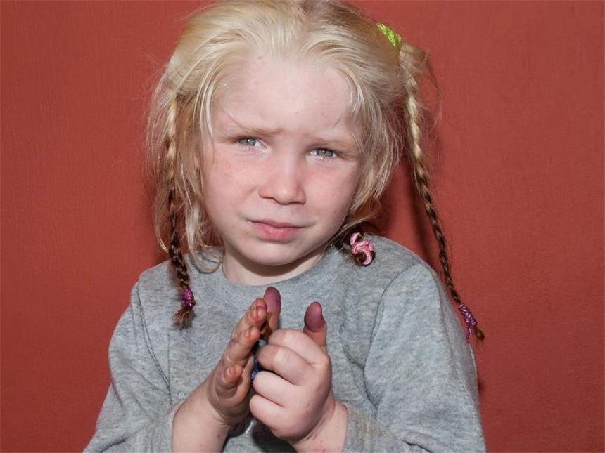 Streit um kleines Roma-Mädchen: Was wird aus Maria? Eine Roma-Frau aus Bulgarien ist die Mutter der kleinen Maria. Foto: Greek Police