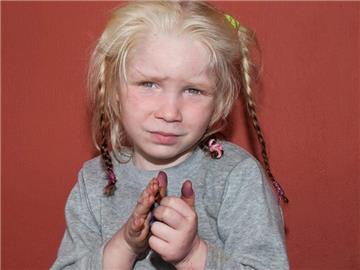 Eine Roma-Frau aus Bulgarien ist die Mutter der kleinen Maria. Foto: Greek Police