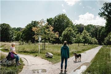 Eine ruhige Energie ist beim Spaziergang mit dem eigenen Hund wichtig.