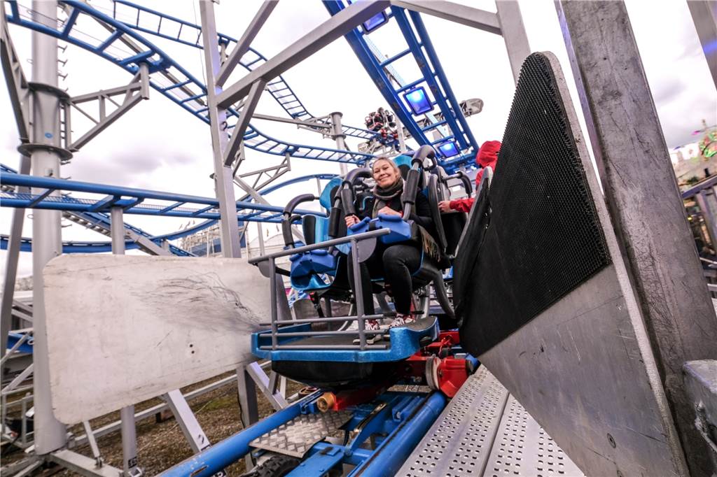 Selbstversuch: Was kostet ein Rundgang über die Palmkirmes in Recklinghausen? Redakteurin Alina Meyer sitzt in einer Achterbahn-Kabine.