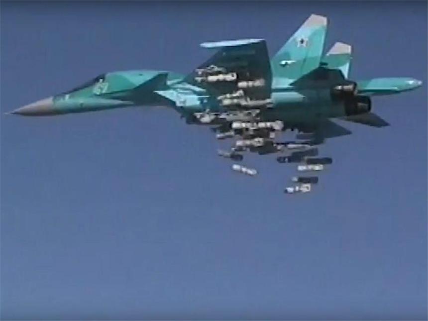 Gabriel: Assad muss zur Rechenschaft gezogen werden Eine russische Suchoi Su-34 wirft über Syrien ihre Bombenlast ab. Foto: Russisches Verteidigungsministerium/Archiv