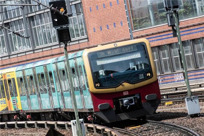 Busse und Bahnen weiter gefragt wie nie zuvor Eine S-Bahn fährt in den Berliner Ostbahnhof ein. Foto: Paul Zinken