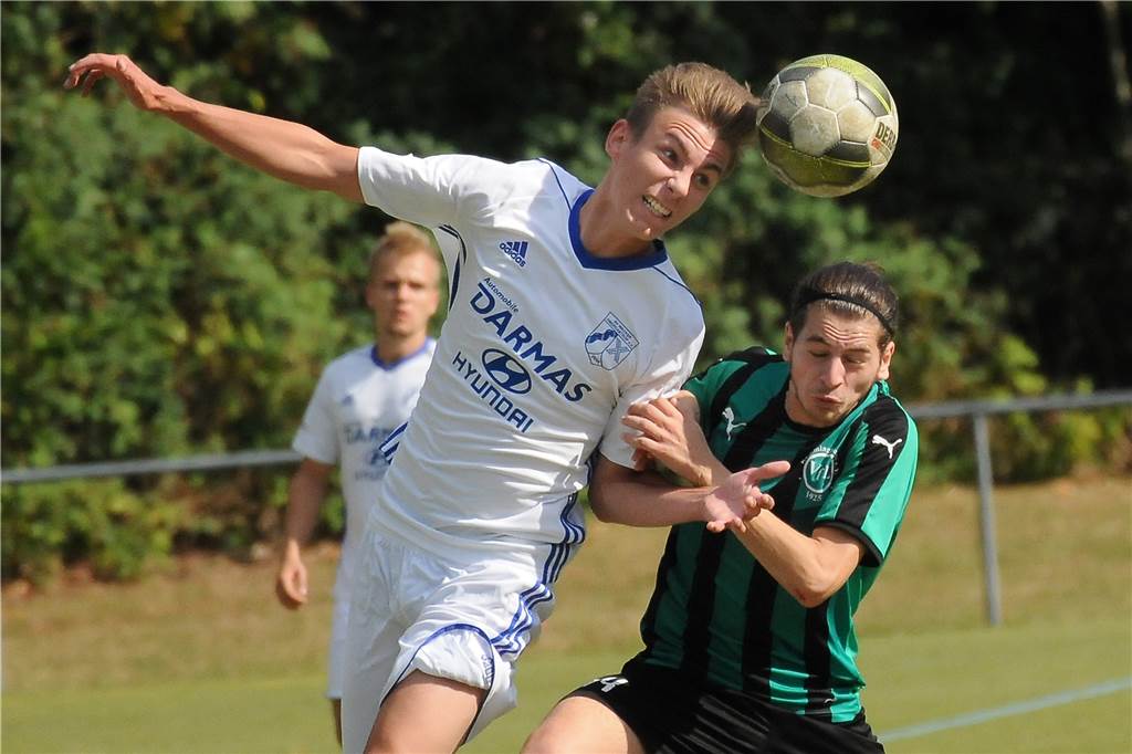 Der FC Frohlinde bekommt ein Talent vom Nachbarn Eine Saison lang trug Linus Budde (l) in der Landesliga das Trikot des SV Wacker Obercastrop, wie hier im Spiel gegen den VfL Kemminghausen.