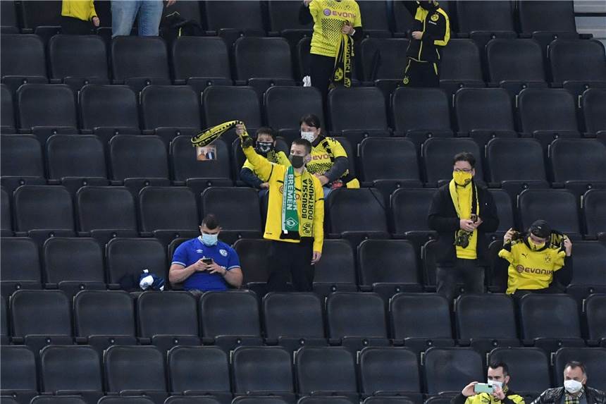 „Das wurde mir zu heiß“: Schalke-Fan schleicht sich ins BVB-Stadion Eine Schalke-Fan hat sich beim Revierderby ins BVB-Stadion geschlichen.