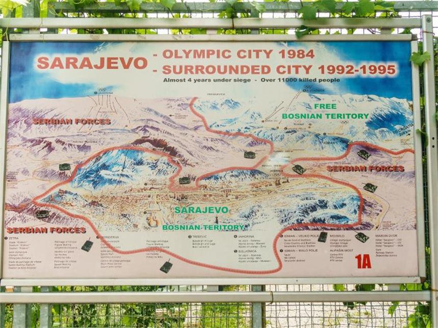Erinnerung an den Krieg: Sarajevos "Tunnel des Lebens" Eine Schautafel im Tunnel-Museum zeigt die Frontlinie während der Belagerung Sarajevos - die Stadt war fast vier Jahre von bosnisch-serbischen Militärverbänden eingekesselt. Foto: Philipp Laage/dpa-tmn