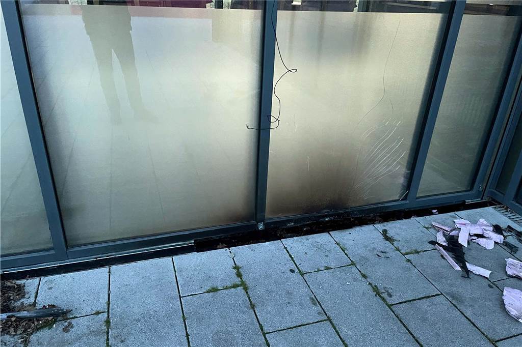 „Sprachlos, enttäuscht, wütend“: Vandalismus an Umkleidekabinen der SG Selm Eine Scheibe am Umkleidegebäude ist durch den Brand beschädigt worden.
