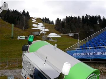 Eine Schneekanone im Olympiastadion in Garmisch-Partenkirchen. Foto: Hartmut Reeh
