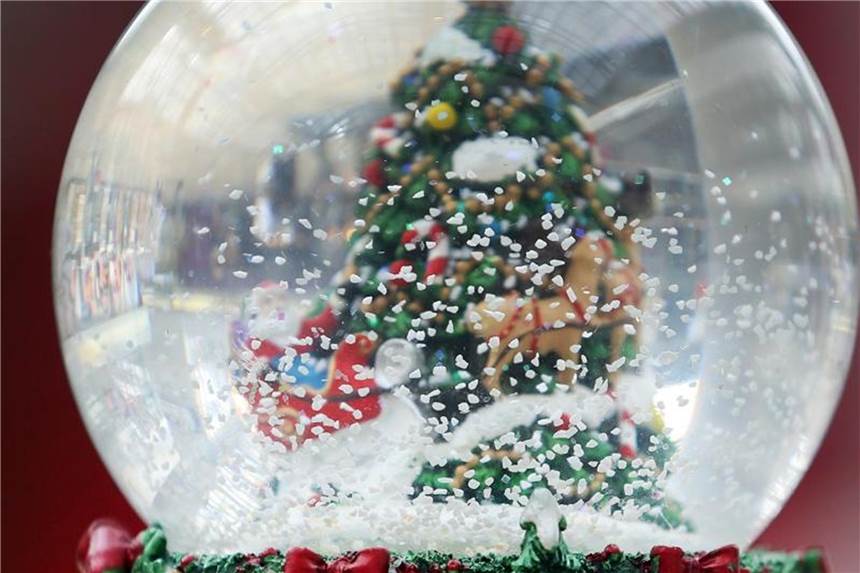 Eine Schneekugel steht im Weihnachtsgeschäft Christmasworld in einem Regal. Foto: Roland Weihrauch