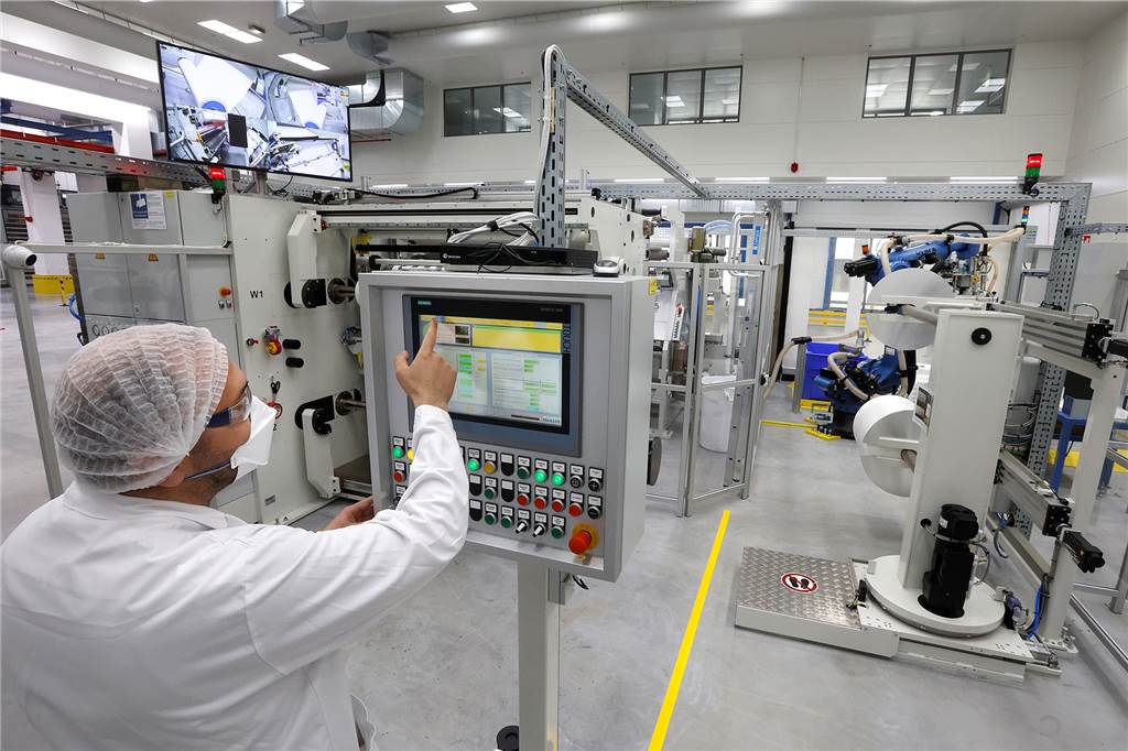 Gefahrstoff-Einsatz bei 3M: Aber keine Gefahr durch Schwefelsäure-Gemisch Eine Schneidemaschine in der neuen Produktionshalle von 3M am Standort Kamen. Die Maschine bringt große Folien auf kleine Rollen, die später zu Wundpflaster verarbeitet werden. In dem Werk gab es am Montag einen großen Feuerwehr-Einsatz.