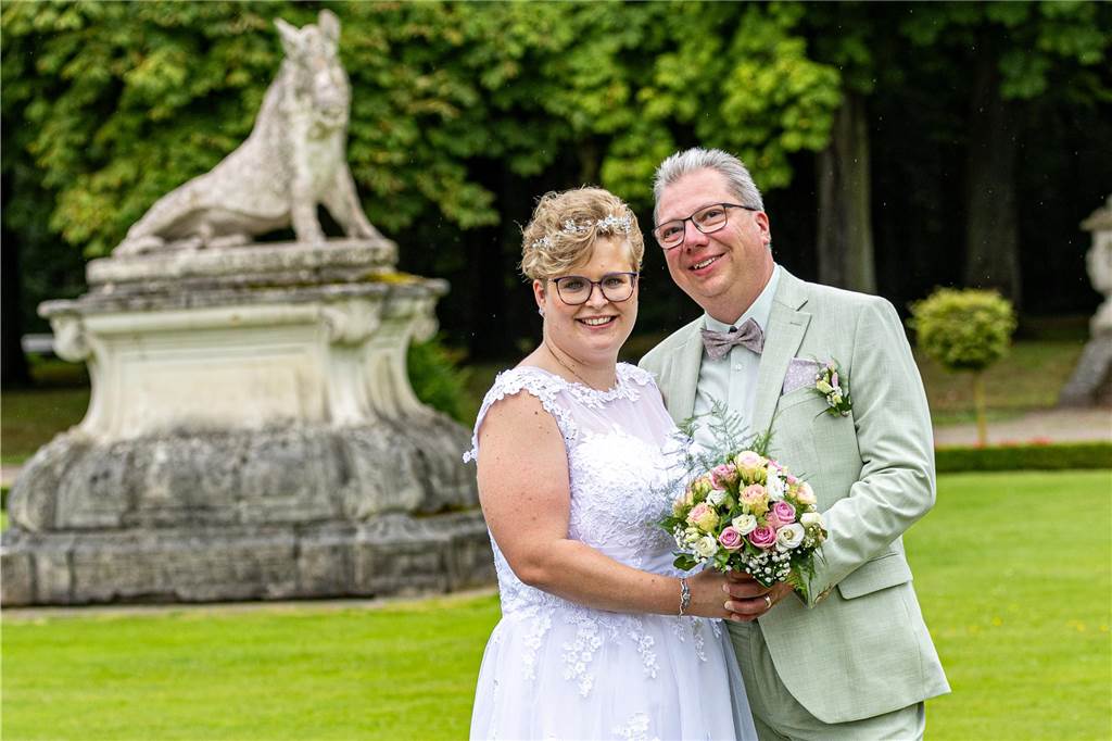 Am Schloss Nordkirchen: Tobias Busch hat seine Luise geheiratet Das Brautpaar (Tobias Busch und seine Luise) steht vor einer Skulptur im Schlosspark.