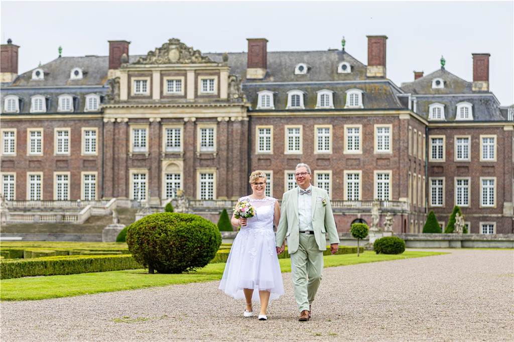 Am Schloss Nordkirchen: Tobias Busch hat seine Luise geheiratet Tobias Busch und seine Luise haben geheiratet - eine schönere Kulisse als das Schloss Nordkirchen kann man sich für ein Shooting wohl kaum vorstellen.